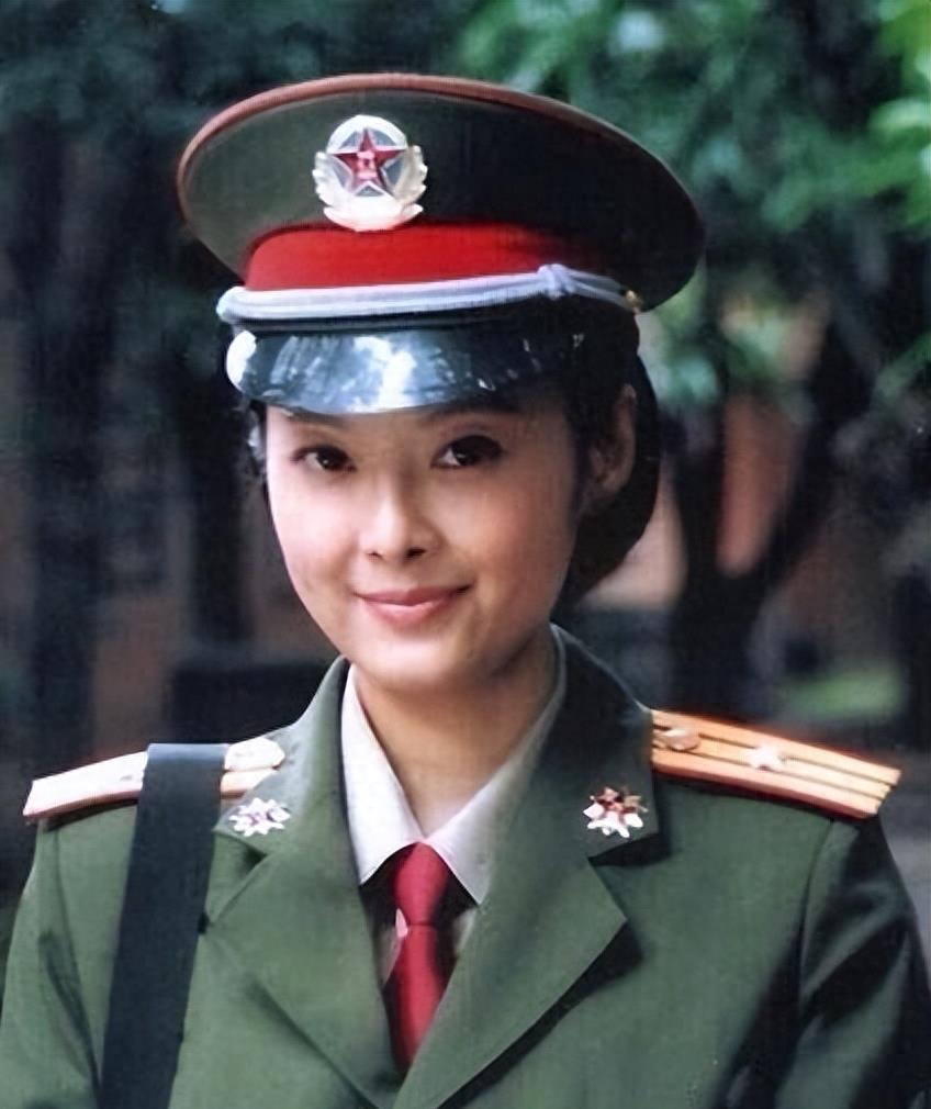 袁立：被富豪宠12年仍不愿结婚，现50岁嫁穷诗人