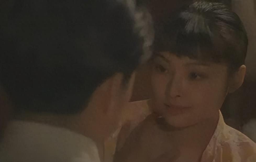 袁立：被富豪宠12年仍不愿结婚，现50岁嫁穷诗人