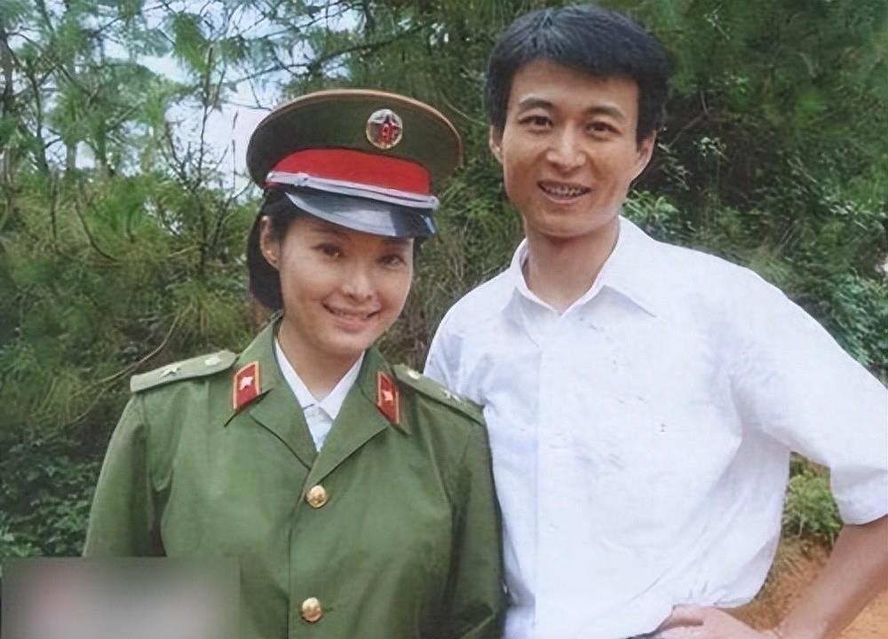 袁立：被富豪宠12年仍不愿结婚，现50岁嫁穷诗人