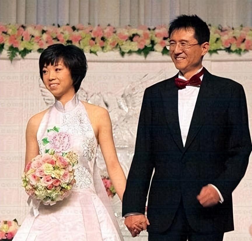 袁立：被富豪宠12年仍不愿结婚，现50岁嫁穷诗人