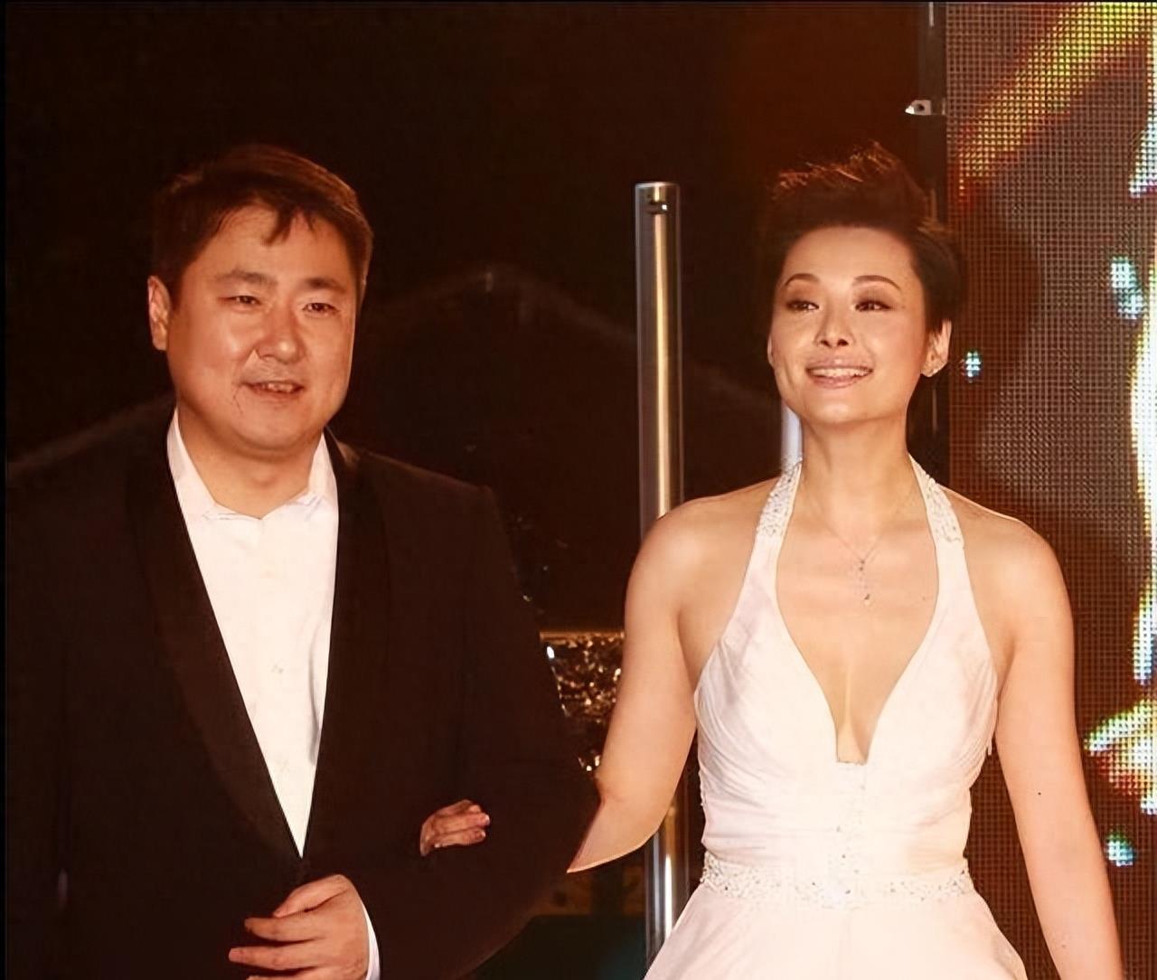 袁立：被富豪宠12年仍不愿结婚，现50岁嫁穷诗人