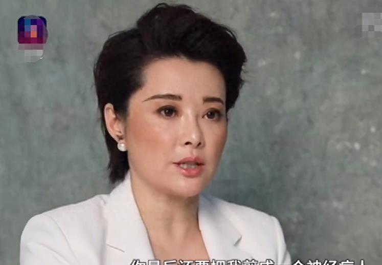 袁立：被富豪宠12年仍不愿结婚，现50岁嫁穷诗人