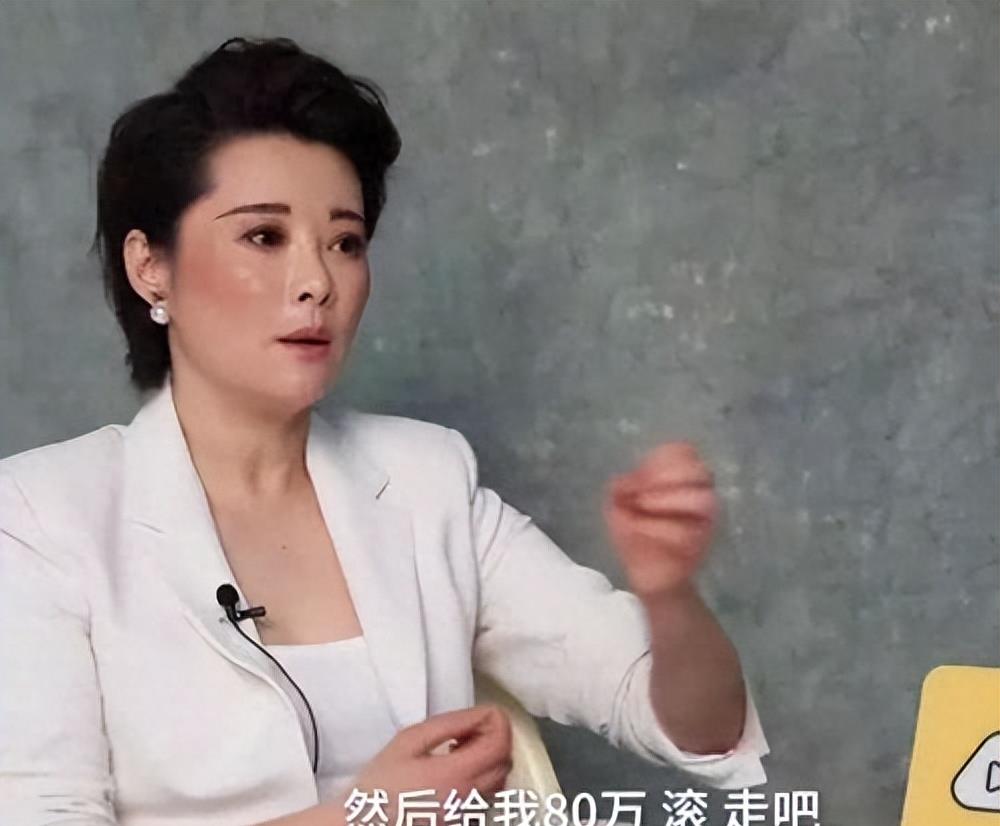 袁立：被富豪宠12年仍不愿结婚，现50岁嫁穷诗人