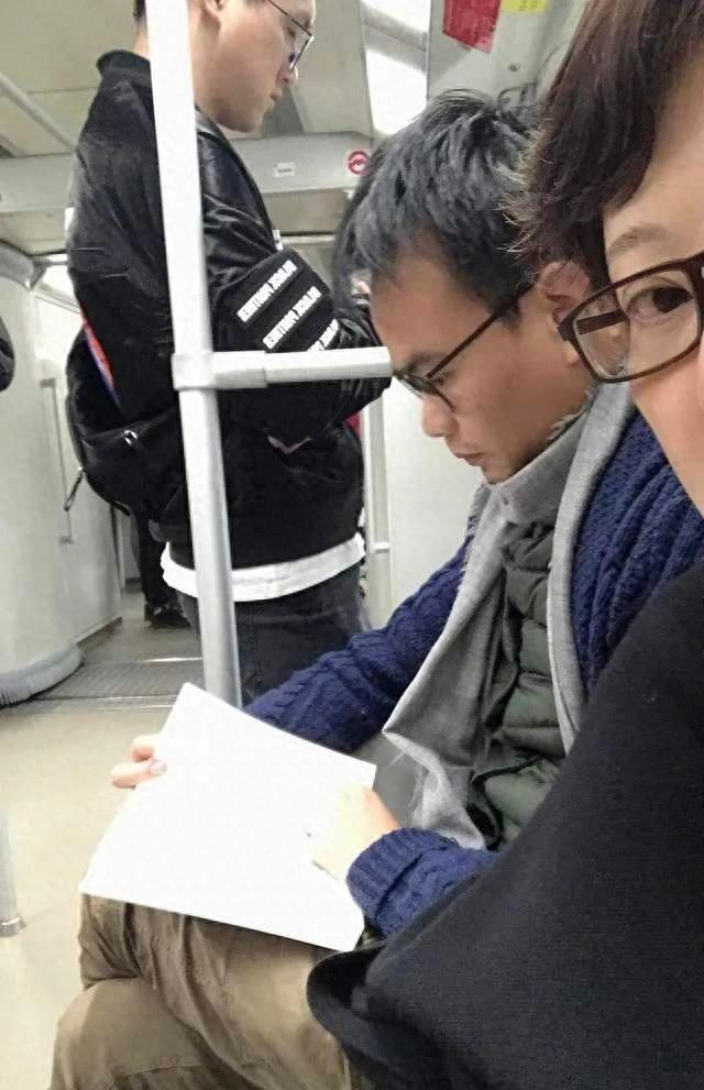 袁立：被富豪宠12年仍不愿结婚，现50岁嫁穷诗人