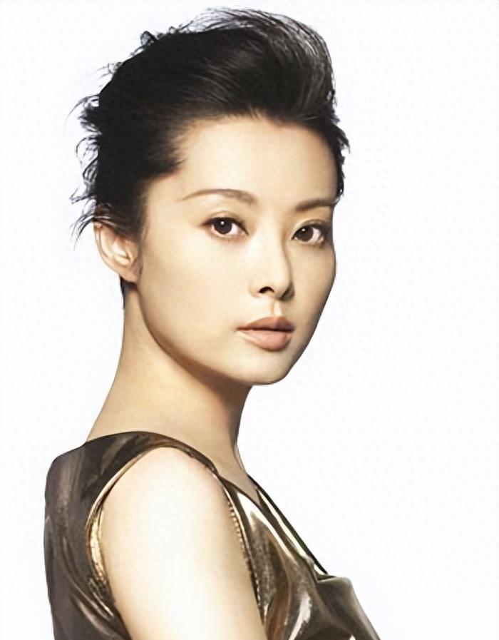 袁立：被富豪宠12年仍不愿结婚，现50岁嫁穷诗人
