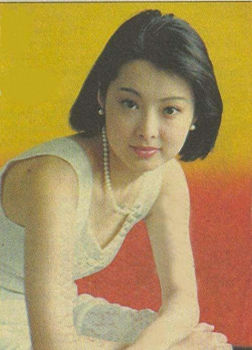 袁立：被富豪宠12年仍不愿结婚，现50岁嫁穷诗人