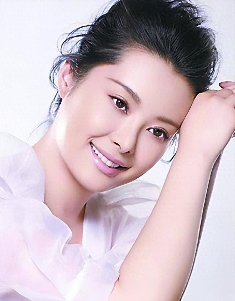 袁立：被富豪宠12年仍不愿结婚，现50岁嫁穷诗人