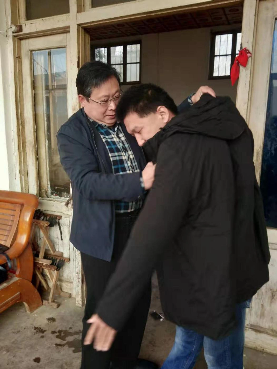 徂汶景区徂徕镇：扶贫帮困送温暖 件件棉衣暖人心