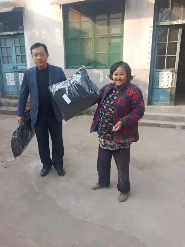 徂汶景区徂徕镇：扶贫帮困送温暖 件件棉衣暖人心