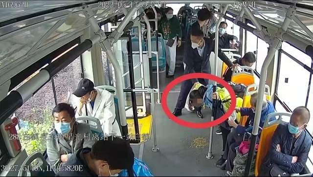 中年女子公交车内晕厥呕吐 细心司机一路暖心关照