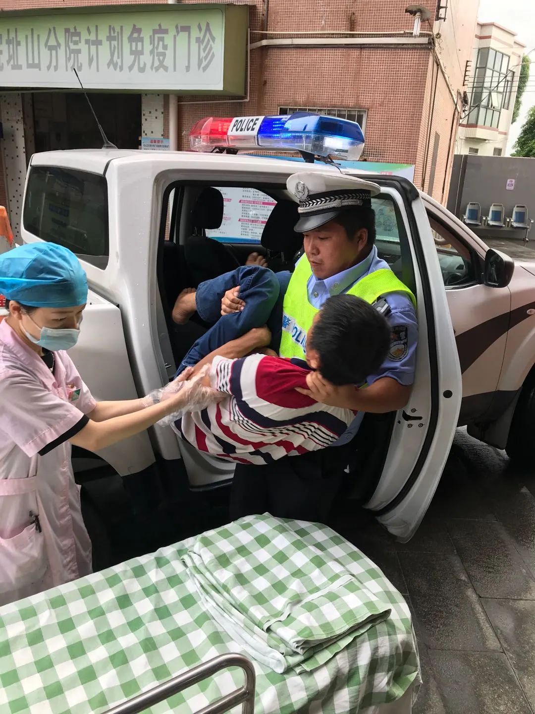 司机驾车途中昏迷，幸好遇见了他们……