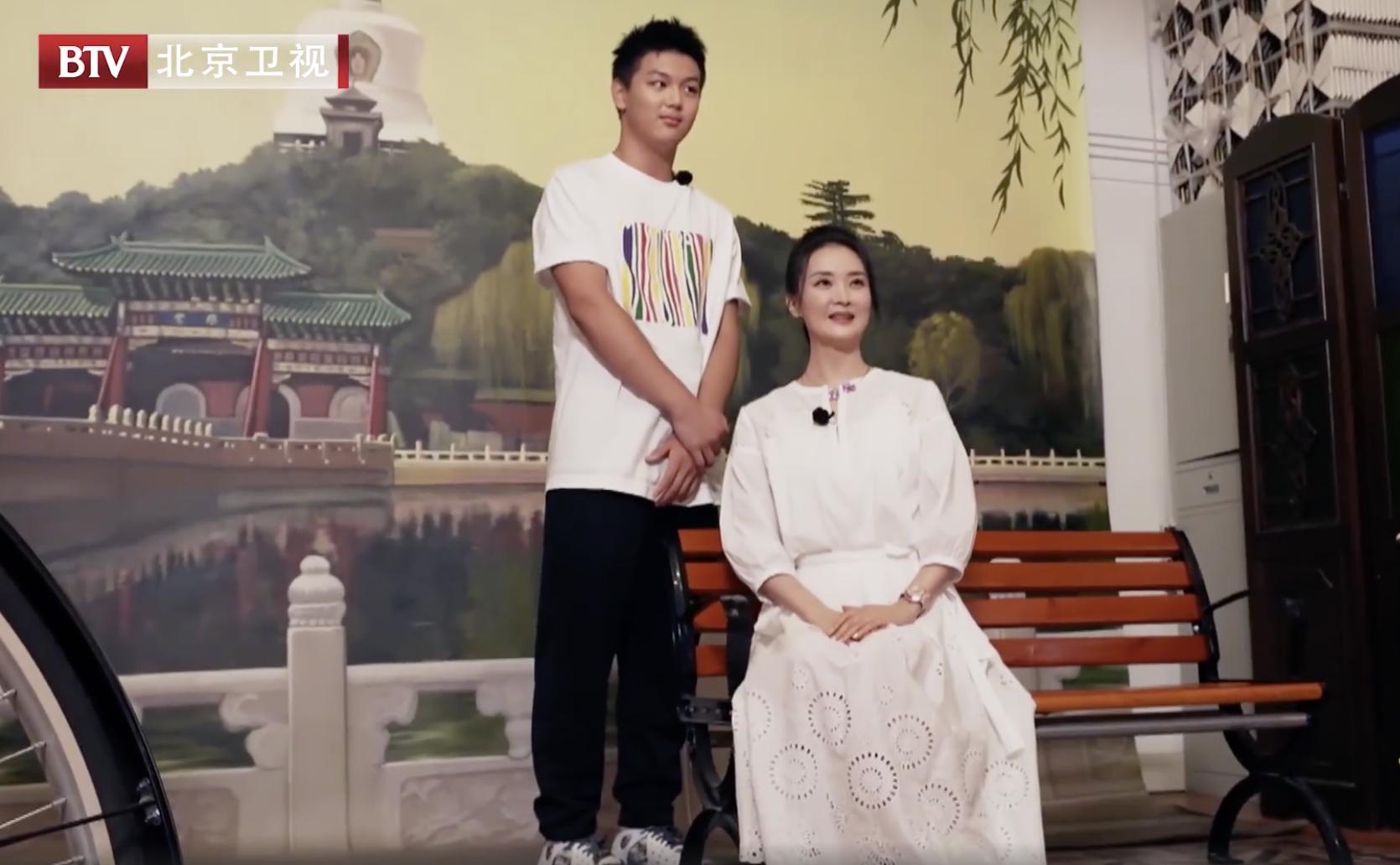王艳罕见带儿子录综艺，15岁球球身高超过妈妈，模样乖巧不再叛逆