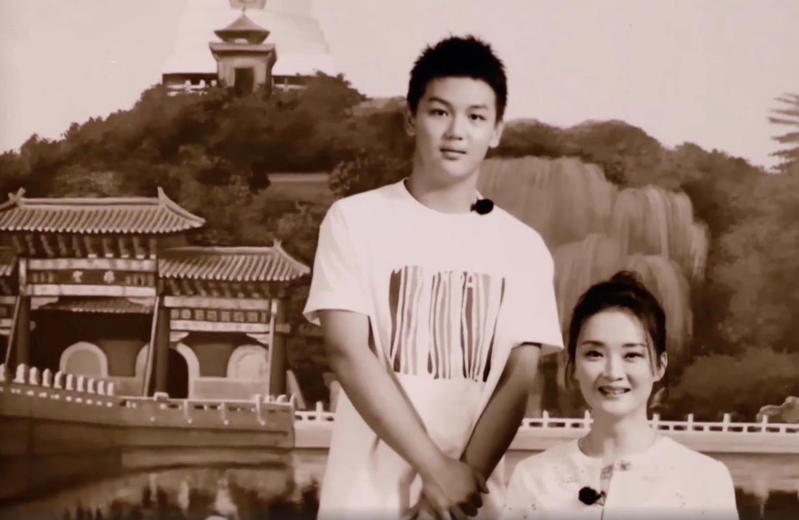 王艳罕见带儿子录综艺，15岁球球身高超过妈妈，模样乖巧不再叛逆