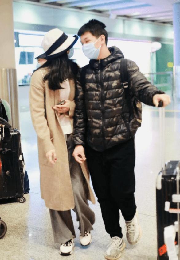 王艳罕见带儿子录综艺，15岁球球身高超过妈妈，模样乖巧不再叛逆