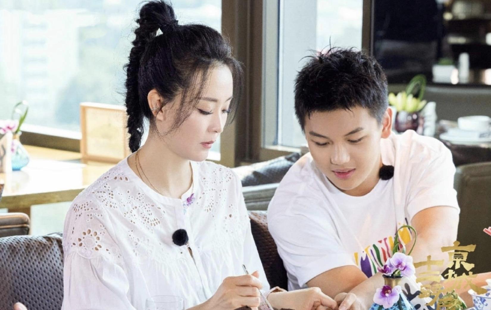 王艳罕见带儿子录综艺，15岁球球身高超过妈妈，模样乖巧不再叛逆