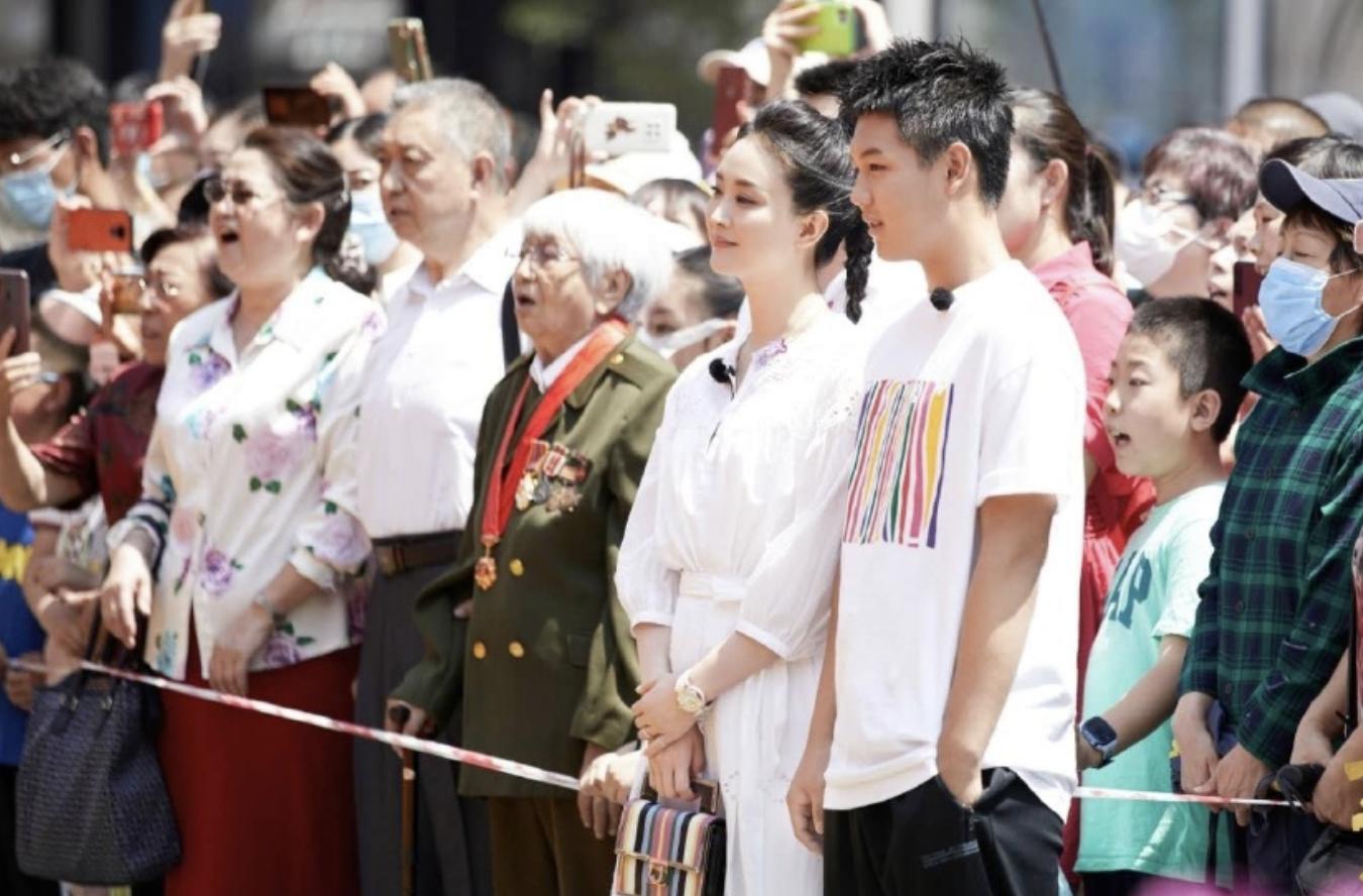 王艳罕见带儿子录综艺，15岁球球身高超过妈妈，模样乖巧不再叛逆
