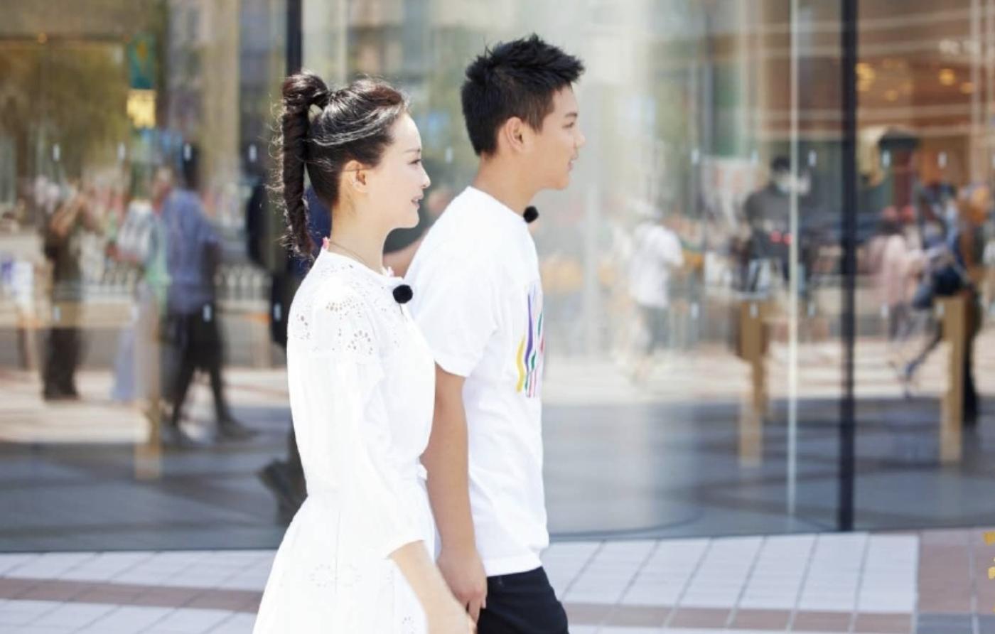 王艳罕见带儿子录综艺，15岁球球身高超过妈妈，模样乖巧不再叛逆