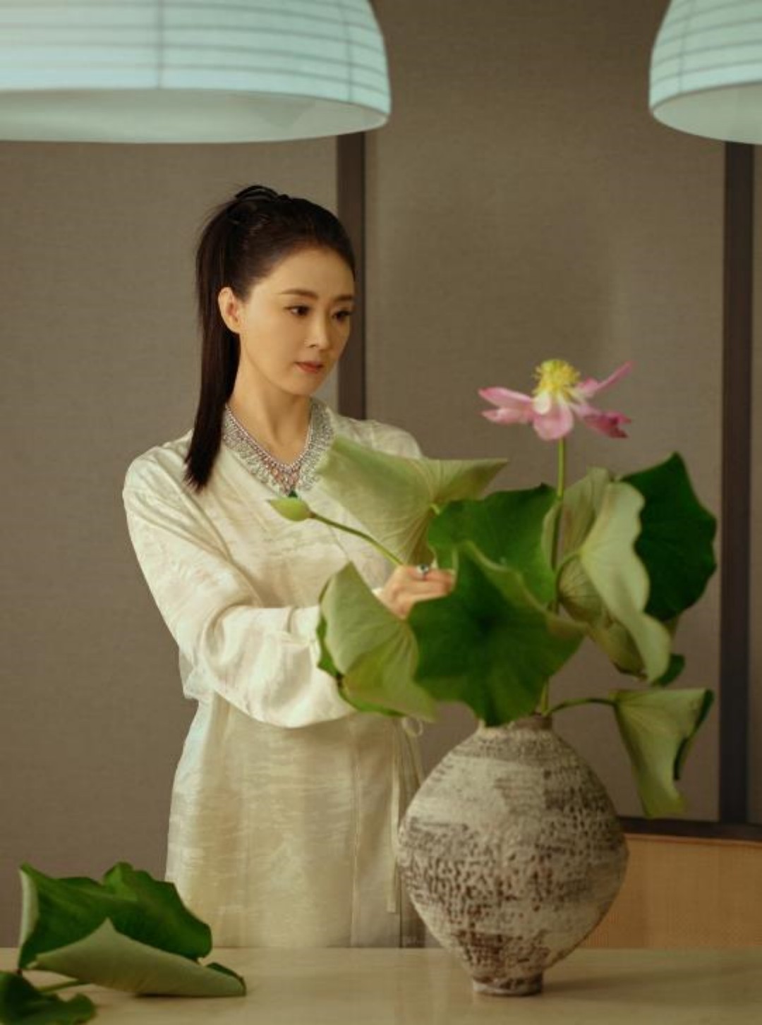 王艳晒19岁儿子，球球暑期狂健身大变样，长成180倒三角肌肉型男
