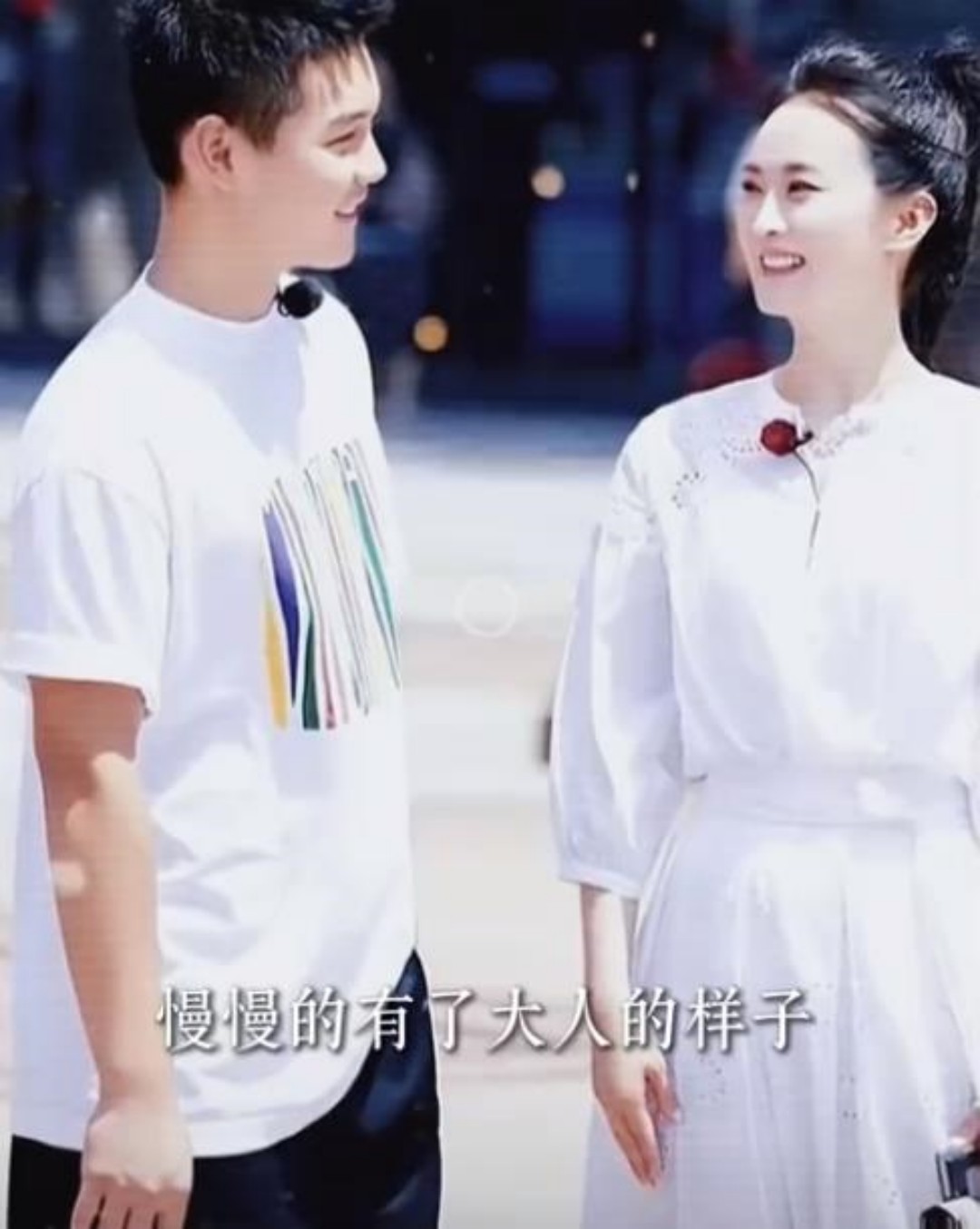 王艳晒19岁儿子，球球暑期狂健身大变样，长成180倒三角肌肉型男