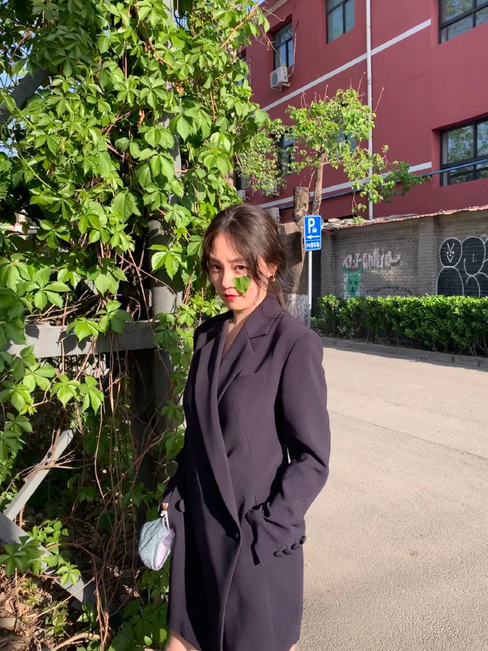 撒贝宁前女友罕晒近况，分享童年趣事被赞太可爱！本人疑仍是单身