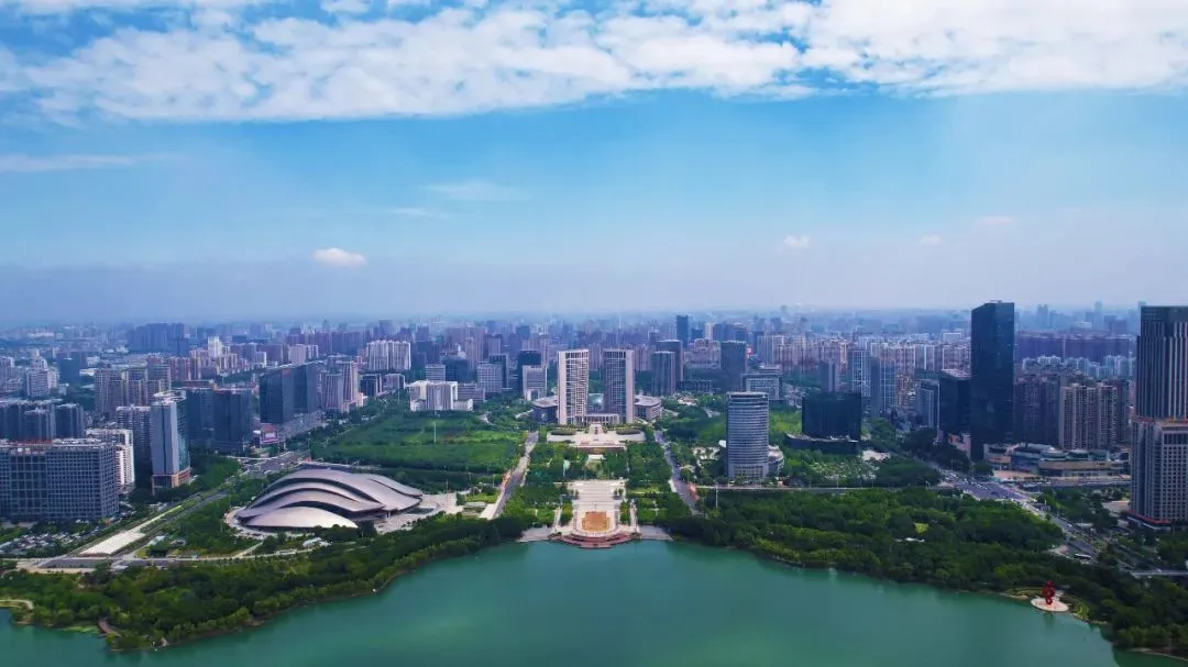 新房逆势涨价，二手房降价抛售，2025年合肥楼市“冰火两重天”