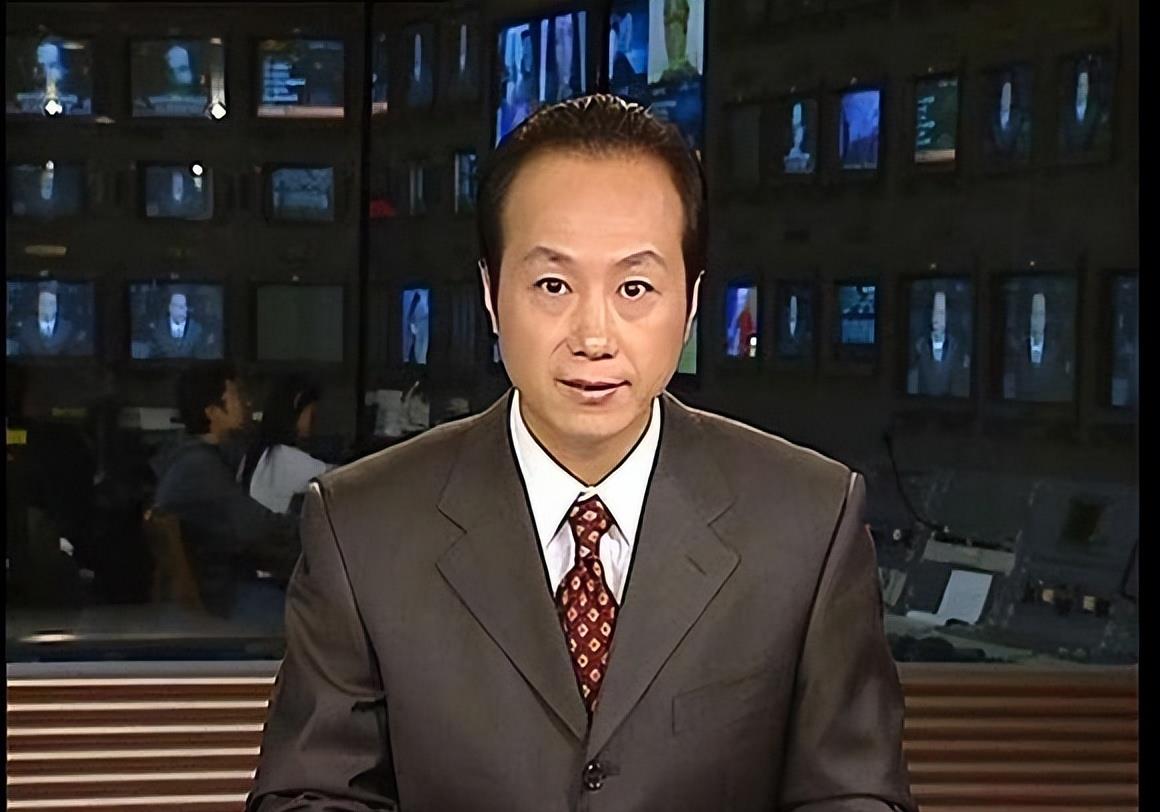04年罗京封神一战：17分钟口播12页临时稿件，领导在外拿着保心丸