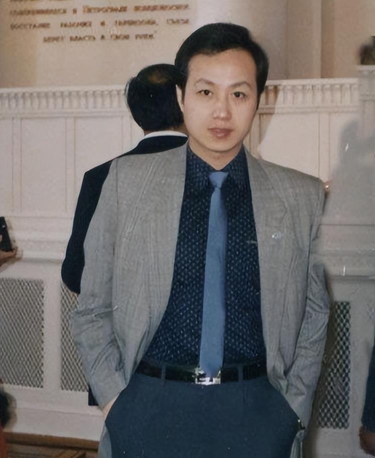 04年罗京封神一战：17分钟口播12页临时稿件，领导在外拿着保心丸