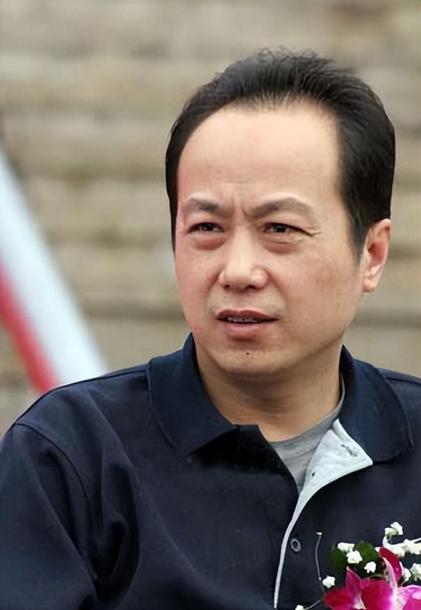 04年罗京封神一战：17分钟口播12页临时稿件，领导在外拿着保心丸