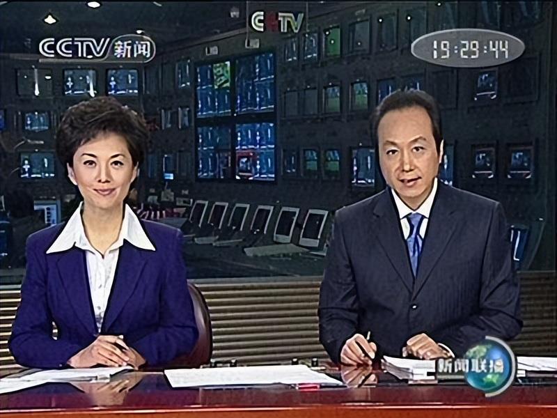 04年罗京封神一战：17分钟口播12页临时稿件，领导在外拿着保心丸