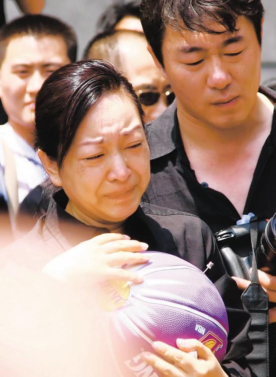 04年罗京封神一战：17分钟口播12页临时稿件，领导在外拿着保心丸