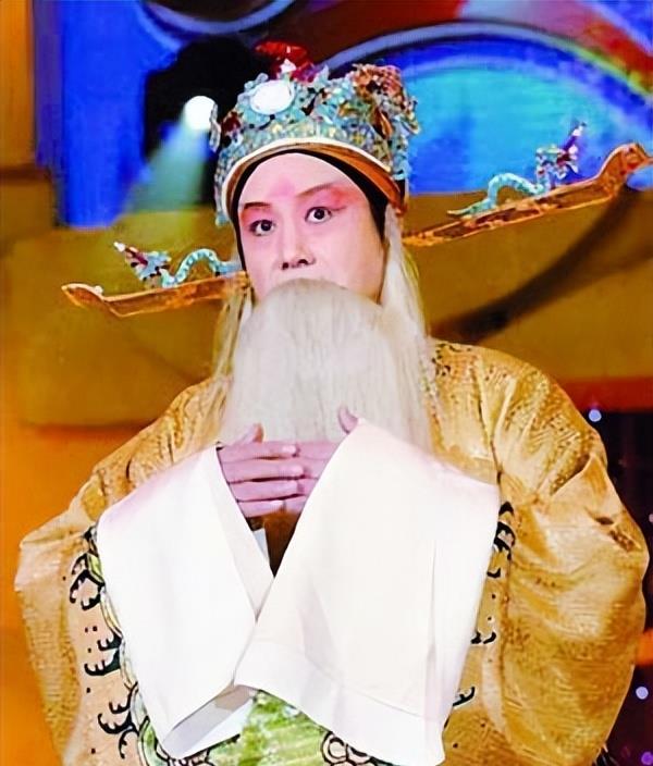 04年罗京封神一战：17分钟口播12页临时稿件，领导在外拿着保心丸