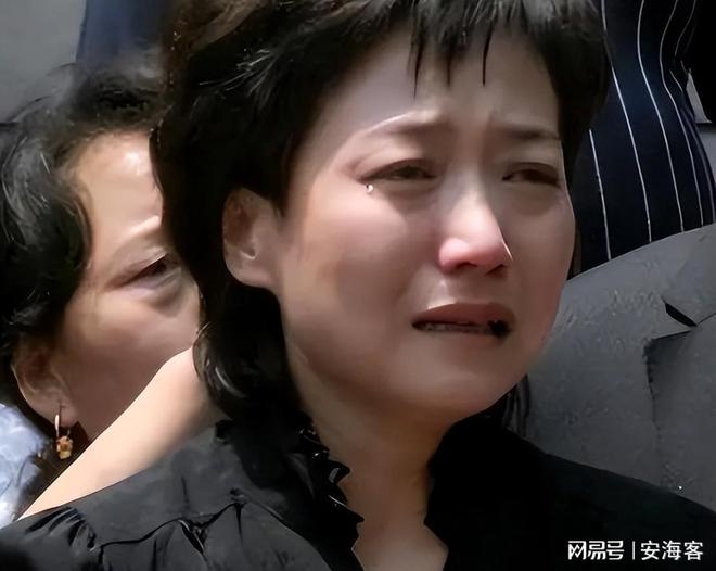 她是央视美女主持人，55岁升任高官，却因为一个动作消失大荧幕！