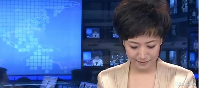 她是央视美女主持人，55岁升任高官，却因为一个动作消失大荧幕！