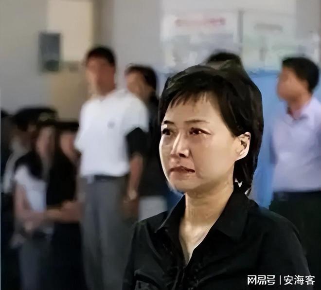 她是央视美女主持人，55岁升任高官，却因为一个动作消失大荧幕！