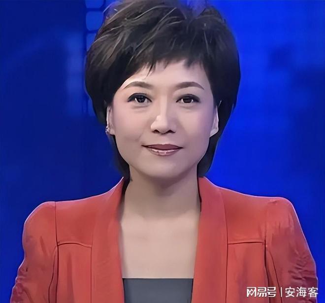 她是央视美女主持人，55岁升任高官，却因为一个动作消失大荧幕！
