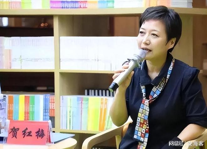 她是央视美女主持人，55岁升任高官，却因为一个动作消失大荧幕！