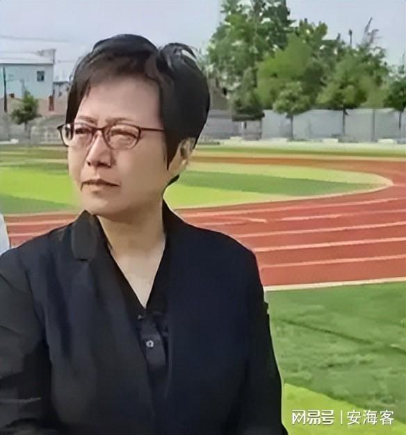 她是央视美女主持人，55岁升任高官，却因为一个动作消失大荧幕！
