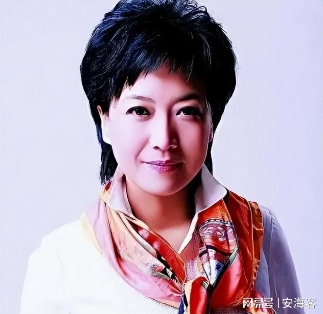 她是央视美女主持人，55岁升任高官，却因为一个动作消失大荧幕！
