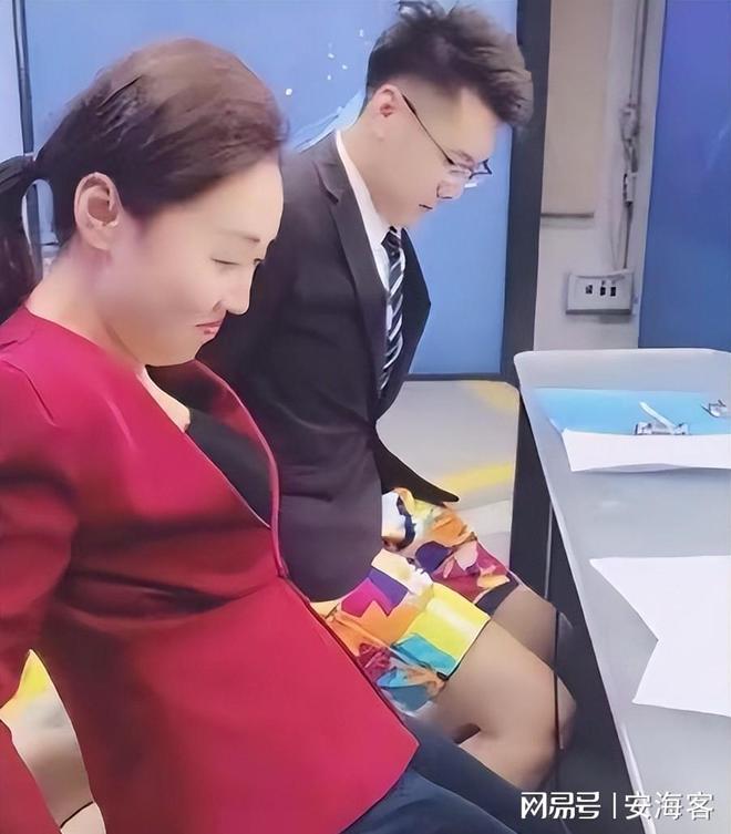 她是央视美女主持人，55岁升任高官，却因为一个动作消失大荧幕！