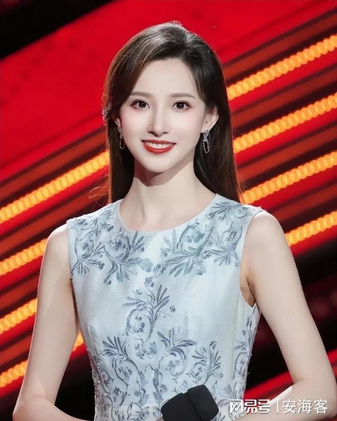 她是央视美女主持人，55岁升任高官，却因为一个动作消失大荧幕！
