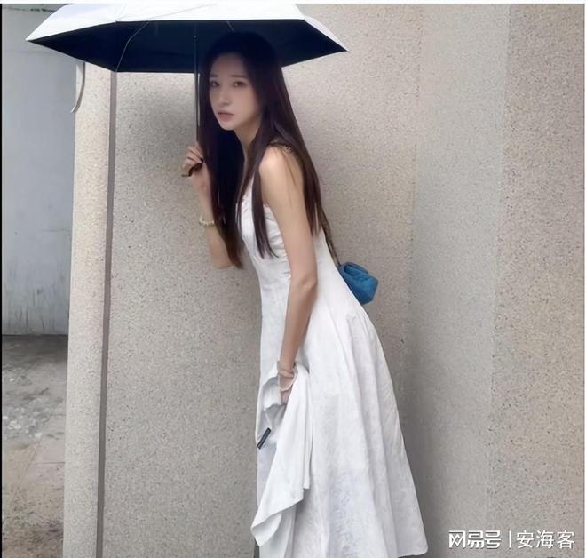 她是央视美女主持人，55岁升任高官，却因为一个动作消失大荧幕！