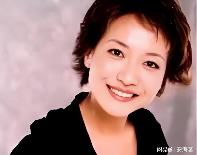 她是央视美女主持人，55岁升任高官，却因为一个动作消失大荧幕！