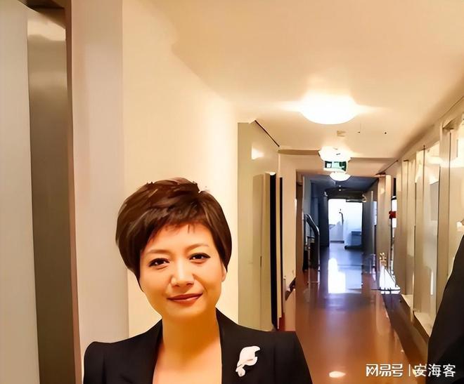 她是央视美女主持人，55岁升任高官，却因为一个动作消失大荧幕！