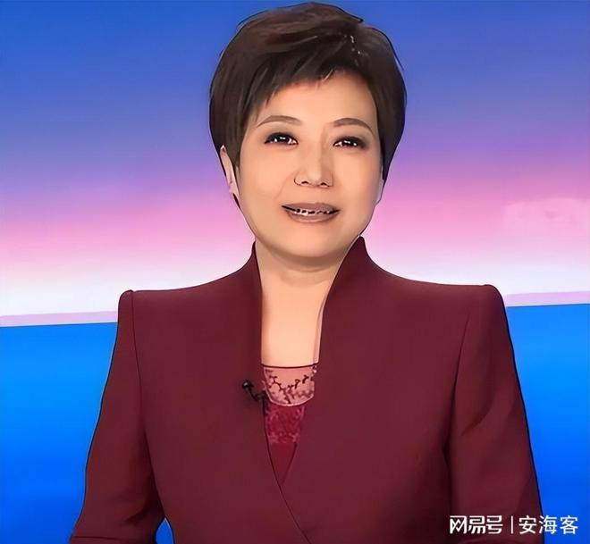 她是央视美女主持人，55岁升任高官，却因为一个动作消失大荧幕！