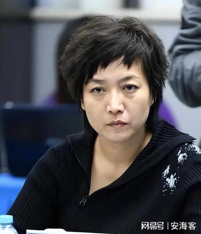 她是央视美女主持人，55岁升任高官，却因为一个动作消失大荧幕！