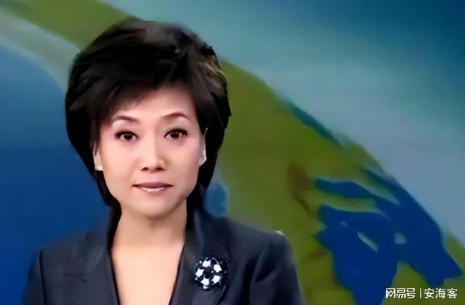 她是央视美女主持人，55岁升任高官，却因为一个动作消失大荧幕！