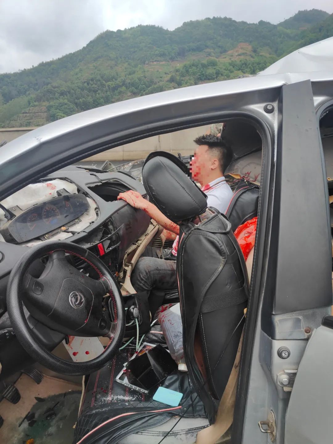 基层传真丨争分夺秒！武警官兵成功解救车祸受伤群众