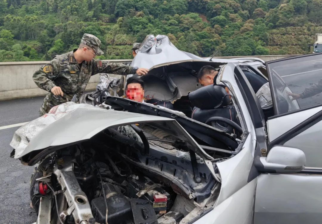 基层传真丨争分夺秒！武警官兵成功解救车祸受伤群众