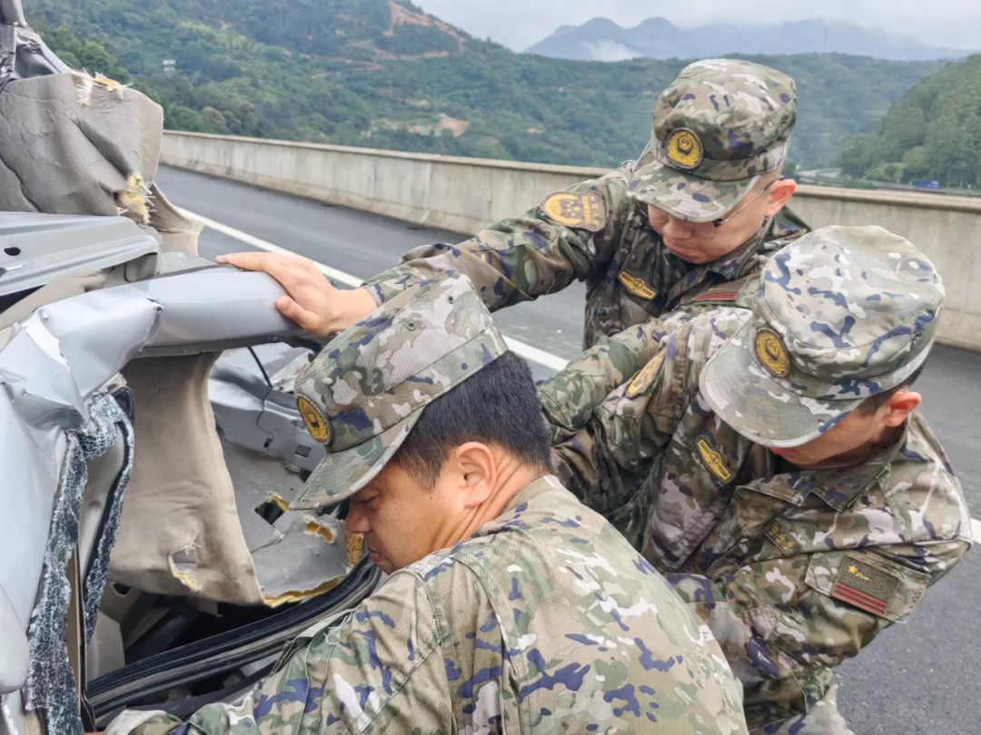 基层传真丨争分夺秒！武警官兵成功解救车祸受伤群众
