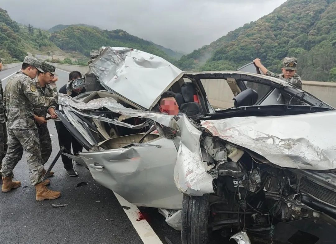 基层传真丨争分夺秒！武警官兵成功解救车祸受伤群众